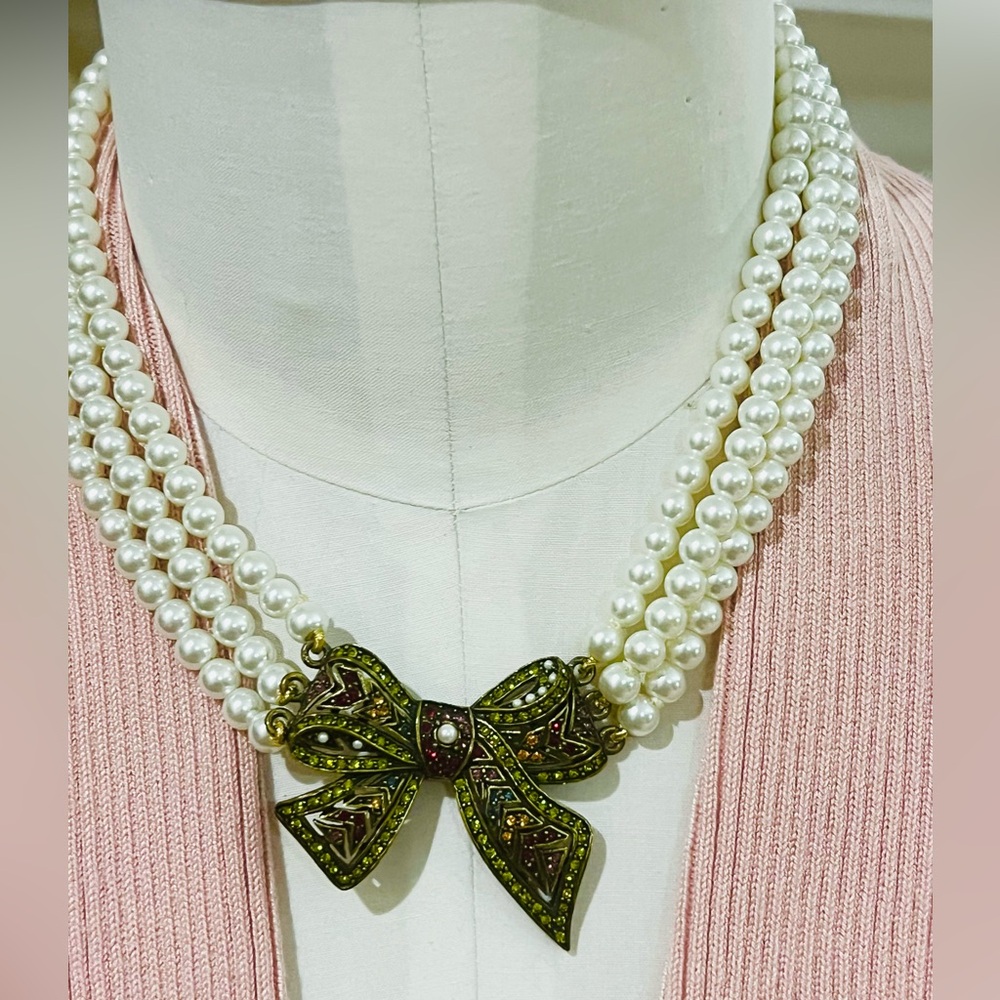 Heidi Daus “Bow Tie Affair” Vintage Swarovski crystals bow necklace EUC